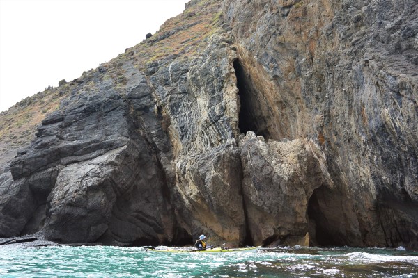 Lots of small caves and fissures along the way